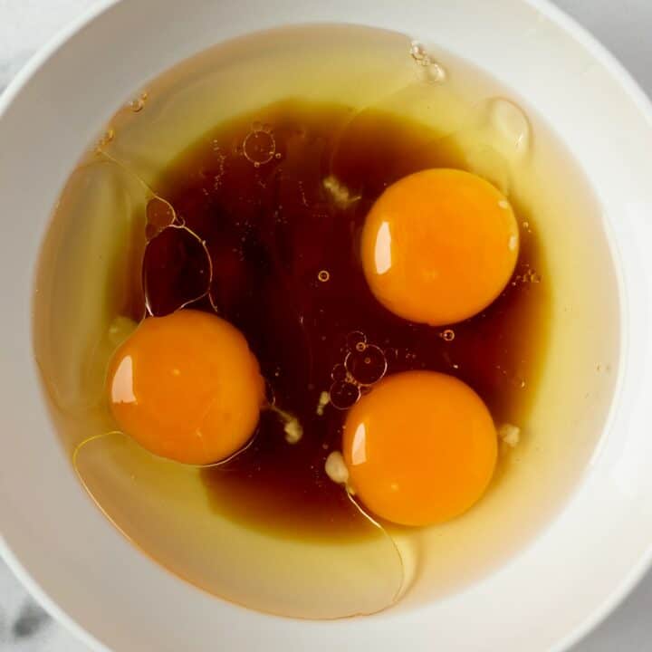 Bowl with the wet ingredients. Eggs, oil and sugar-free maple flavored syrup.